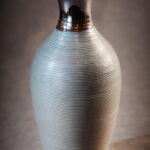 Wazon popielaty z grafitowymi wykończeniami średni 12,5x12,5x27 cm