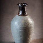 Wazon popielaty z grafitowymi wykończeniami mały 11.5x11.5x21.5 cm