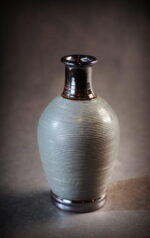 Wazon popielaty z grafitowymi wykończeniami mały 11.5x11.5x21.5 cm