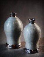 Wazon popielaty z grafitowymi wykończeniami mniejszy 13x13x24,5 cm - obrazek 2