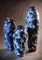 Niebieski Wazon Ceramiczny z Motywem Ukwieconych Gałęzi - Rozmiar Średni - obrazek 2