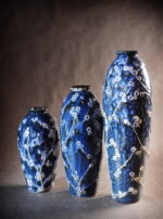 Niebieski Wazon Ceramiczny z Motywem Ukwieconych Gałęzi - Rozmiar Średni - obrazek 3