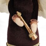 Ozdoba bożonarodzeniowa ANIOŁEK AKSAMITNY 27 cm BRĄZOWY - obrazek 3