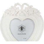 Biała ramka na zdjęcia w kształcie serca z wypukłym dekorem 13,5x11,5 cm - obrazek 3