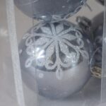 Zestaw 4 Grafitowych Bombek Choinkowych z Brokatem - obrazek 2