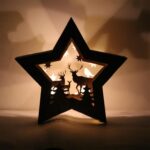 DEKORACJA ŚWIETLNA 10 LED DREWNIANA GWIAZDA Z RENIFERAMI 24 CM - obrazek 2