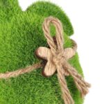 Zając flokowany z drewnianym kwiatkiem 15 cm zielony - obrazek 3