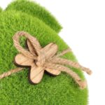 Zając flokowany z drewnianym kwiatkiem 18 cm zielony - obrazek 3