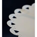 Biały Trzykondygnacyjny Stojak na Ciastka Koronkowe Serca - obrazek 2