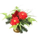 Kompozycja z astrami w złotym gazonie w kolorze czerwonym