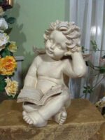 Klęczący anioł z książką w kolorze kremowym 33x25x37 cm - obrazek 2