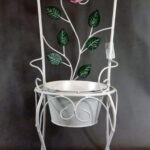 Biały Metaloplastyczny Kwietnik-Krzesło w Stylu Prowansalskim Ozdobiony Różą