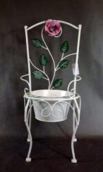 Biały Metaloplastyczny Kwietnik-Krzesło w Stylu Prowansalskim Ozdobiony Różą