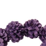 Dekoracyjny Wianek Świąteczny z Fioletowych Szyszek Brokatowych 18 cm - obrazek 2