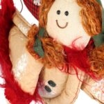 Anioł do powieszenia z naturalnych materiałów w kolorze czerwonym - obrazek 3