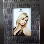 Ramka na zdjęcie stojąca kolor srebrny paski 19.5x15 cm