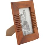 Drewniana stojąca żłobiona ramka na zdjęcie w kolorze brązowym 14x17,7 cm - obrazek 2