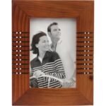 Drewniana stojąca żłobiona ramka na zdjęcie w kolorze brązowym 14x17,7 cm