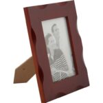 Drewniana stojąca żłobiona ramka na zdjęcie w kolorze brązowym 18x14 cm - obrazek 2