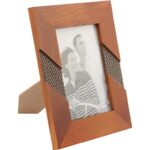 Drewniana stojąca zdobiona ramka na zdjęcie 14x17,7 cm - obrazek 2