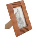 Drewniana stojąca falowana ramka na zdjęcie w kolorze brązowym żłobiona 14 x 17,7 cm - obrazek 2