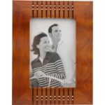 Drewniana stojąca falowana ramka na zdjęcie w kolorze brązowym żłobiona 14 x 17,7 cm