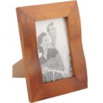 Drewniana stojąca falowana ramka na zdjęcie w kolorze brązowym 14 x 17,7 cm - obrazek 2