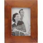 Drewniana stojąca falowana ramka na zdjęcie w kolorze brązowym 14 x 17,7 cm