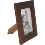 Drewniana stojąca falowana ramka na zdjęcie 18x14 cm - obrazek 3