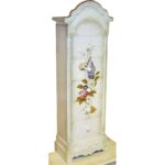 Szafka w stylu prowansalskim z efektem postarzałej farby i ręcznie malowanymi kwiatami