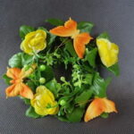 Żółty stroik na świecę z pomarańczowymi motylkami - Średnica 8cm, Wielkość 15cm