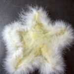 Zawieszka w kształcie gwiazdy z kremowych piór 20cm