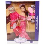 Lalka w różowej sukience i niebieskim kapeluszu w zestawie