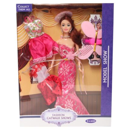 Lalka w różowej sukience i niebieskim kapeluszu w zestawie