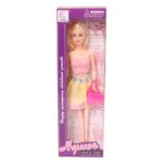 Lalka w różowej bluzce i żółtej spódnicy z różową torebką