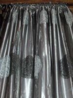 Zasłona dwuwarstwowa Elegance w kolorze srebrno-czarnym z haftem i koralikowymi zdobieniami.