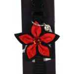 Obroża dla zwierząt w kolorze czarnym z kwiatowym zdobieniem i dzwonkiem - obrazek 3