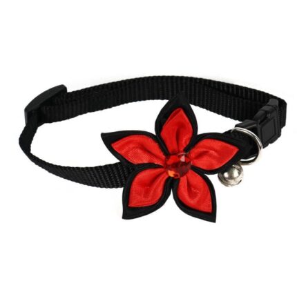 Obroża dla zwierząt w kolorze czarnym z kwiatowym zdobieniem i dzwonkiem