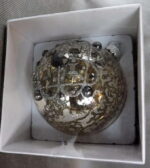 Bombka srebrna zdobiona szkiełkami i metalem 9cm - obrazek 2