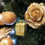 Komplet 4 bombek plastikowych w kształcie prezentów - obrazek 3